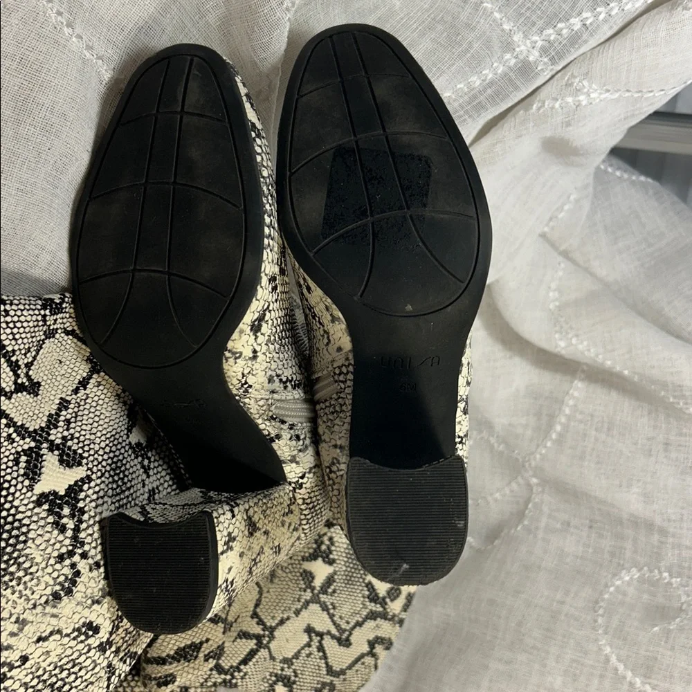 Unisa almost NEW Jaydi snake pattern thigh high heeled boots
